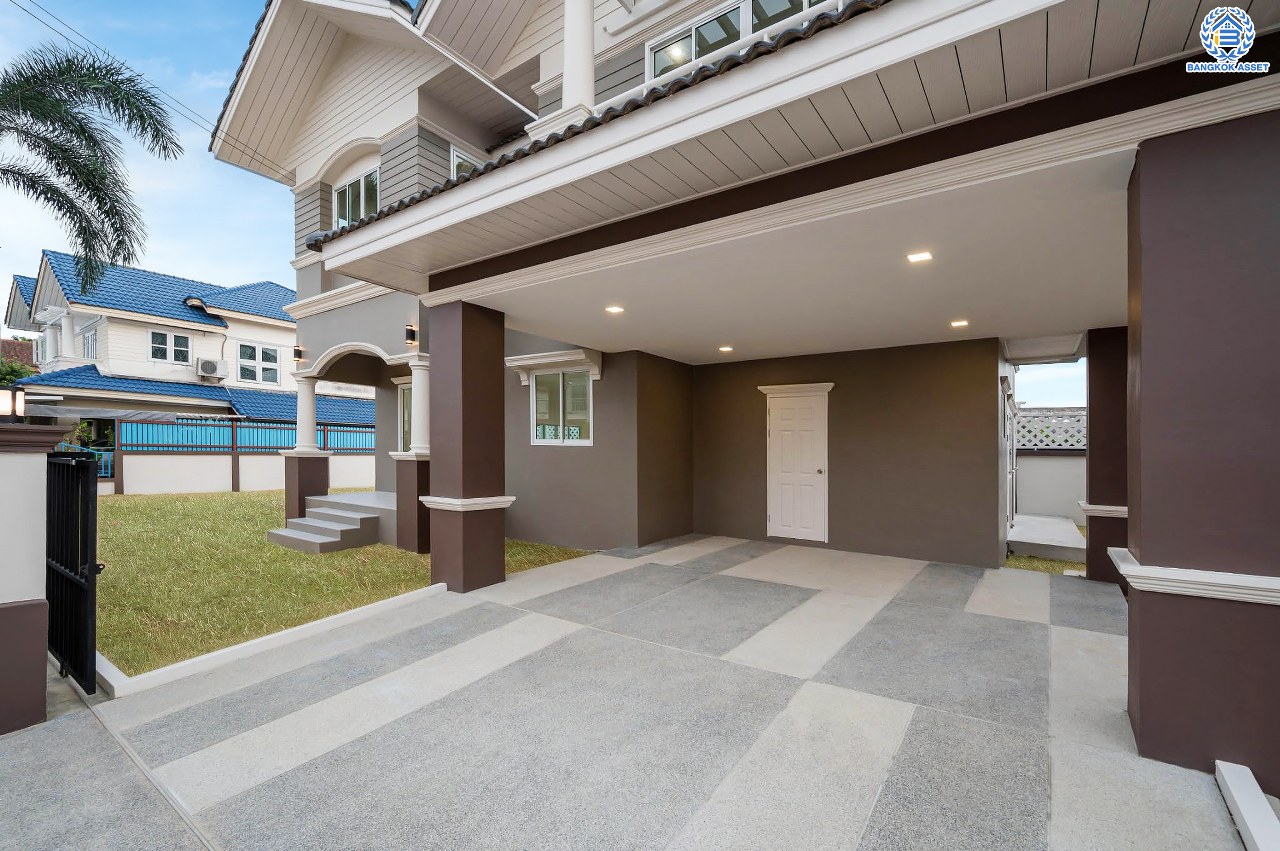 บ้านมือสองตกแต่งใหม่ โครงการ นาราภิรมย์ พุทธมณฑลสาย3 ตกแต่งหรูหรา เนื้อที่ 100 ตร.ว. พื้นที่ใช้สอย 218.73 ตร.ม. ฟังก์ชัน 3 ห้องนอน 4 ห้องน้ำ 1 ห้องแม่บ้าน จอดรถได้ 2 คัน บนทำเลเชื่อมต่อเมือง ใกล้เซ็นทรัลศาลายา, เดอะมอลล์บางแค และทางคู่ขนานลอยฟ้าบรมราชชนนี รายล้อมด้วยสิ่งอำนวยความสะดวกครบ